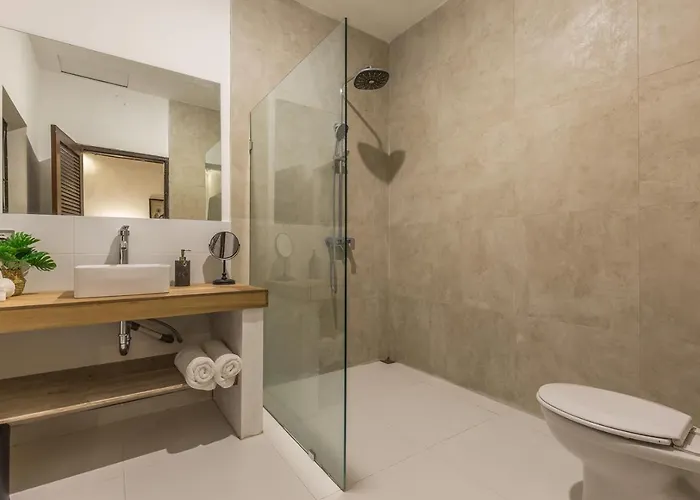 4 Bedrooms, Private Pool, 700m