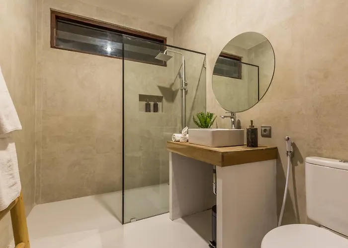 4 Bedrooms, Private Pool, 700m 塞米亚克