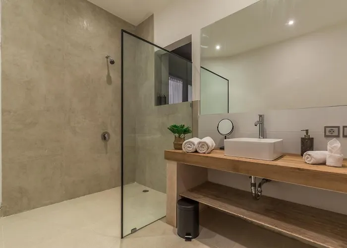 4 Bedrooms, Private Pool, 700m 别墅